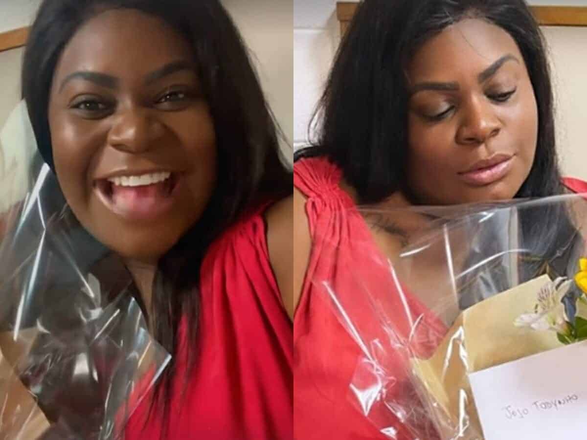 Jojo Todynho recebe flores de Boninho