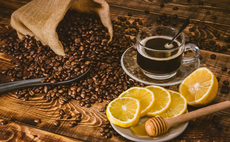 Café com limão emagrece: mitos e verdades sobre a bebida