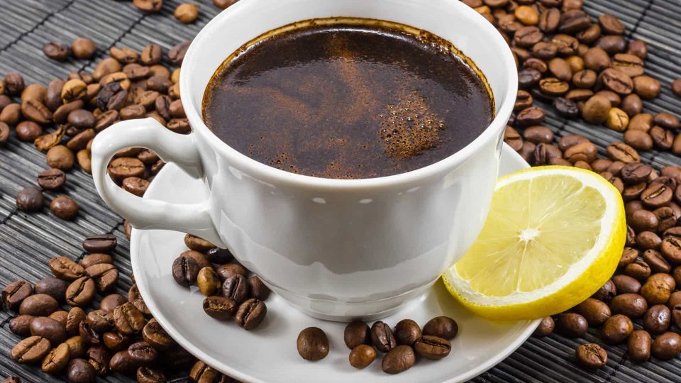 Café com limão emagrece? Mitos e verdades sobre a bebida
