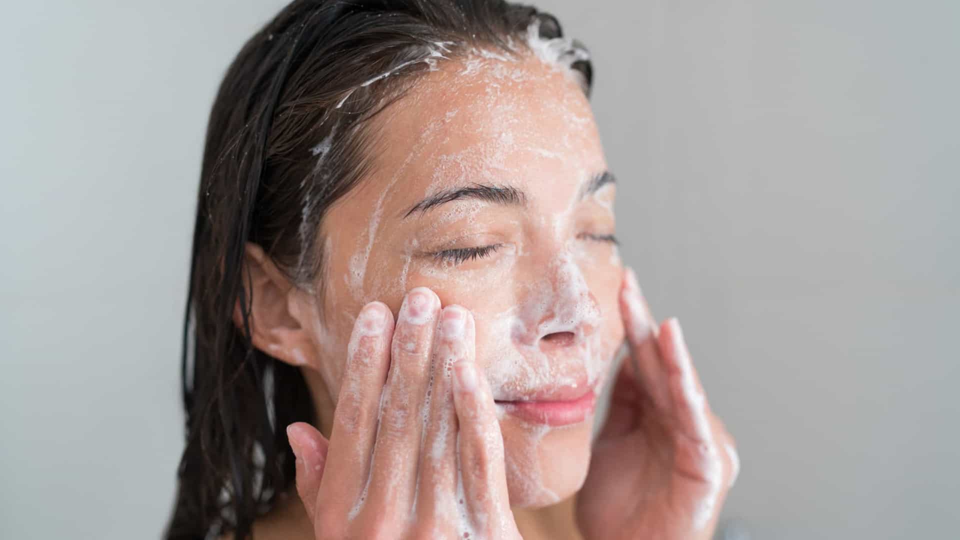 Como esfoliar a pele: 5 passos para ter uma pele renovada e saudável