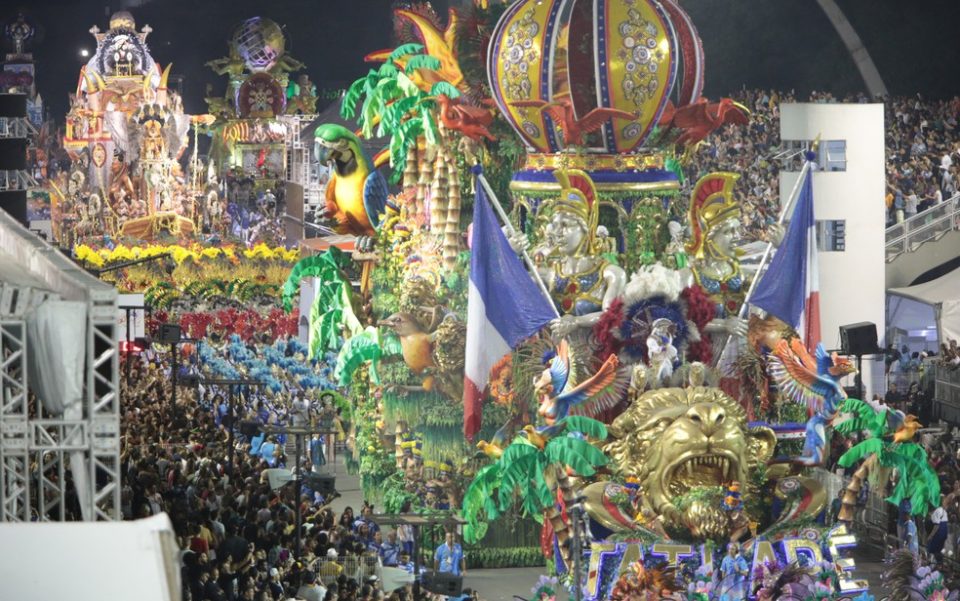 Polêmica sobre desfiles de Carnaval cresce após decisão de escolas