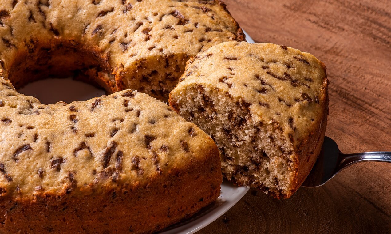 Bolo fofinho de cenoura com calda de chocolate que fará sucesso no lanche  da tarde