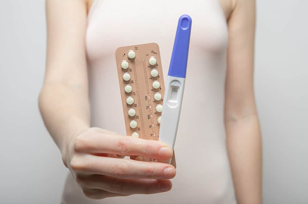 É possível engravidar menstruada e tomando anticoncepcional?