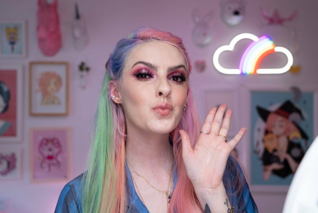 Karen Bachini: conheça a carreira da youtuber e maquiadora!