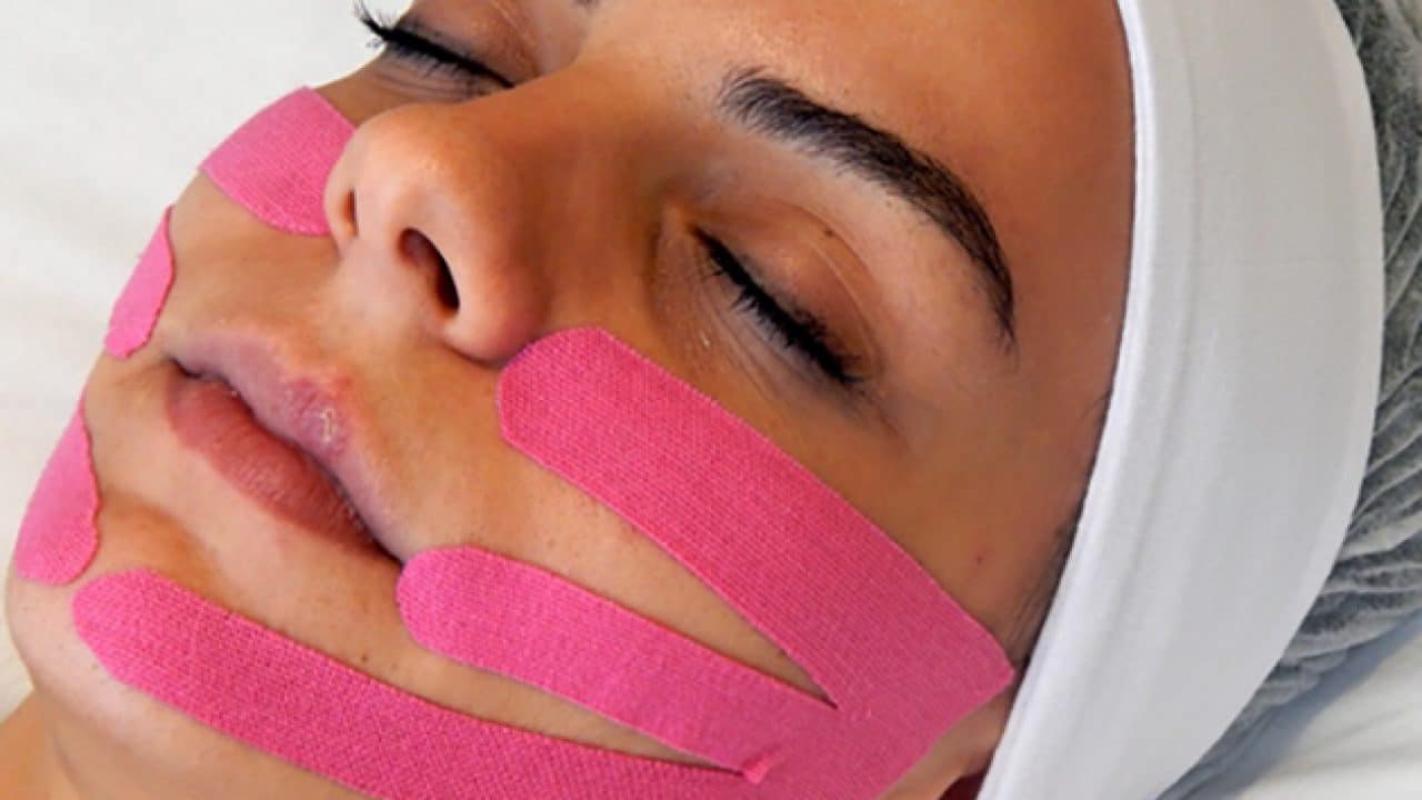 Taping facial: descubra a técnica que ajuda a prevenir rugas